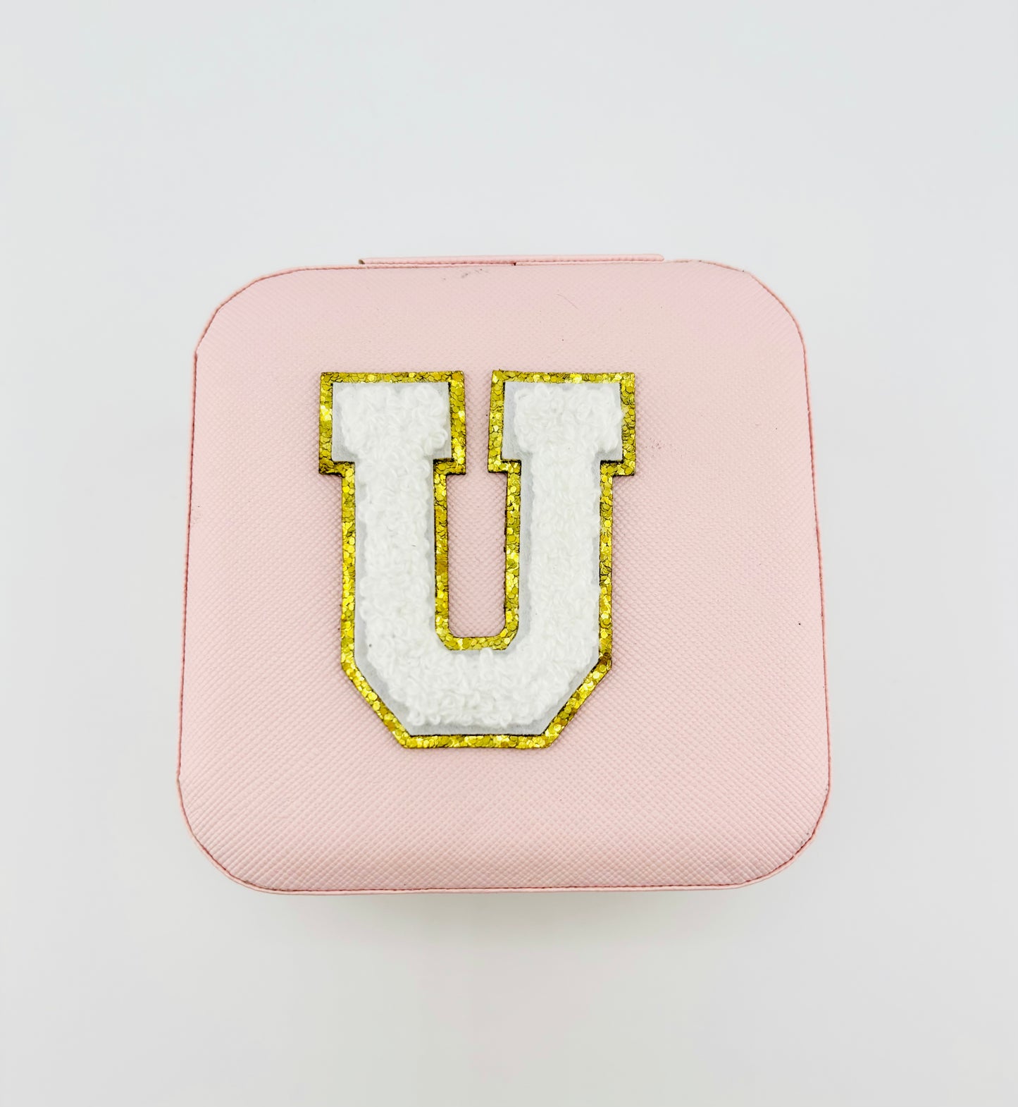 Letter U travel jewelry case in pink