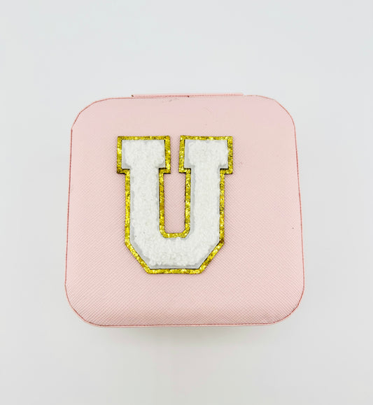 Letter U travel jewelry case in pink