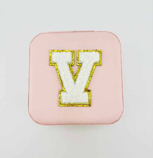 Letter V travel jewelry case in pink